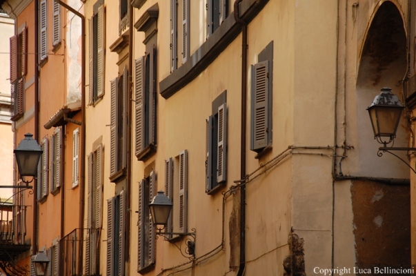 Orvieto-Facciate e finestre nel centro storico RCRLB